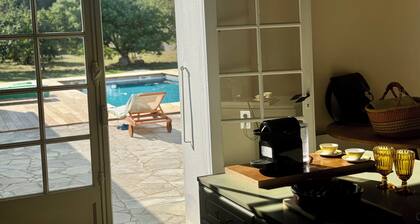 In the heart of town and 5 minutes from the beaches, Charentaise house