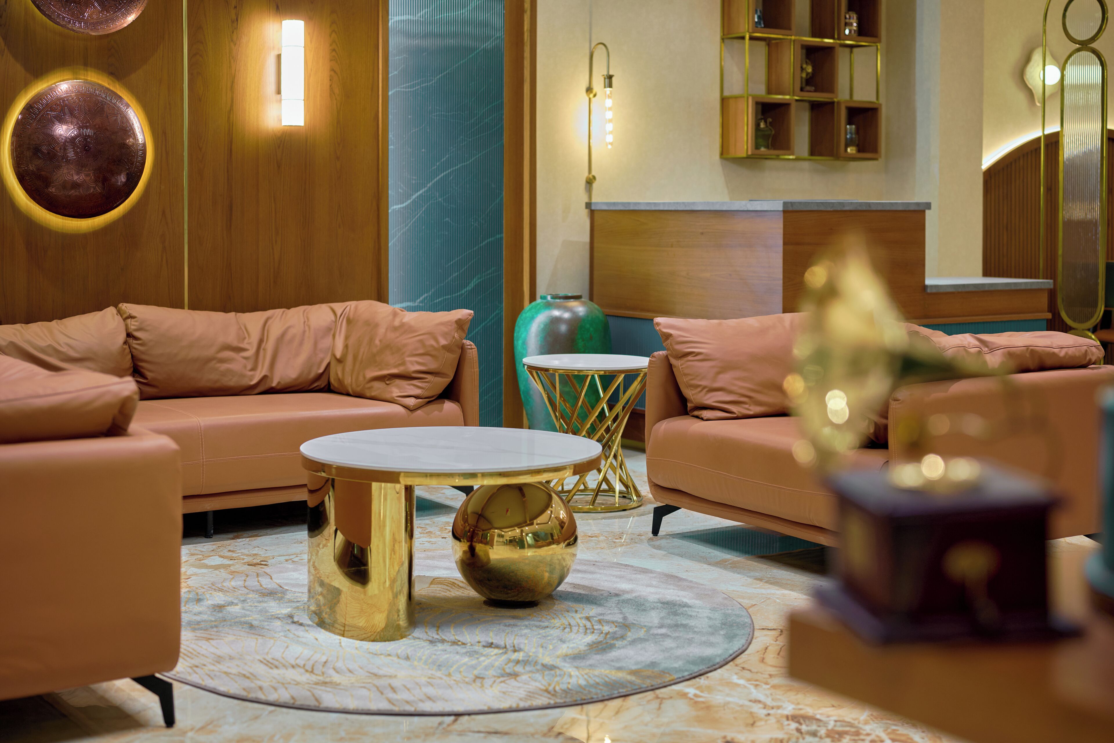 Un salon moderne comprenant un canapé, une table basse et des objets de décoration.