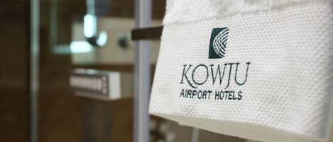 Una toalla con el logotipo y el nombre de KOWJU Airport Hotels.