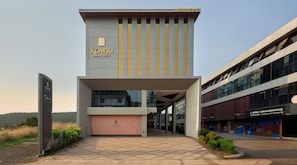 Front of property - Kowju Airport Hotel Calicut (Kondotti)