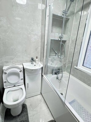 Hus | Bad | Kombinert dusj/badekar, dype avslapningsbadekar, hårføner og håndklær