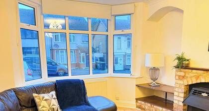 Charming Luton Home for Families & Business Stays