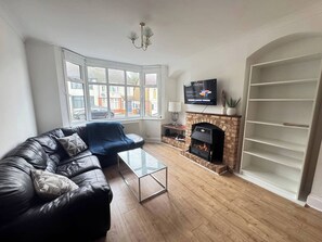 House | Living area | TV, fireplace - Charming Luton Home for Families & Business Stays (Luton)