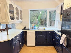 House | Private kitchen | Fridge, microwave, oven, stovetop - Charming Luton Home for Families & Business Stays (Luton)
