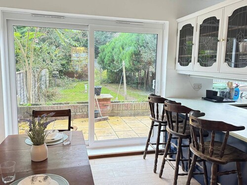 Charming Luton Home for Families & Business Stays