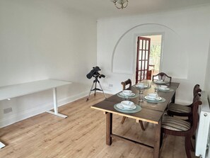 House | Dining - Charming Luton Home for Families & Business Stays (Luton)