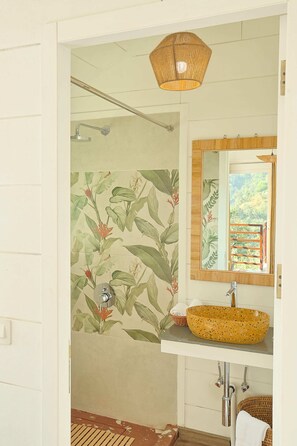 Egyptian cotton sheets, premium bedding, down duvets, memory-foam beds - Mountain Mama Resorts (Narendranagar)