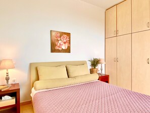 2 bedrooms, iron/ironing board, travel cot, free WiFi