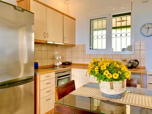 Fridge, microwave, oven, coffee/tea maker