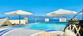 Beach House Christina with private heated pool