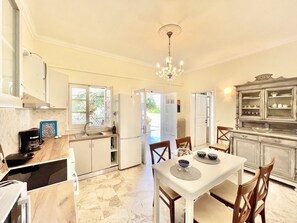 Kjøleskap, mikrobølgeovn, ovn og oppvaskmaskin