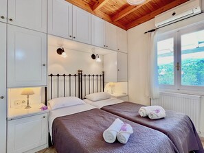 4 bedrooms, iron/ironing board, free WiFi, bed sheets