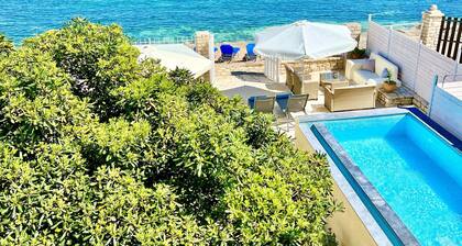 Beach House Christina with private heated pool