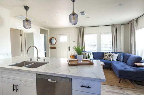 San Diego Retreat Near Beaches & SDSU