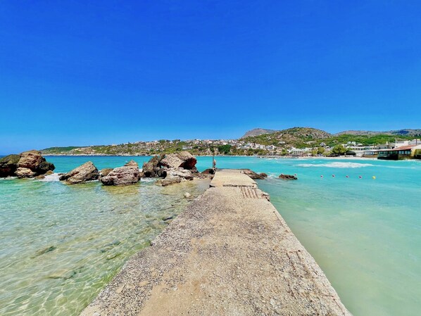 Una spiaggia nelle vicinanze