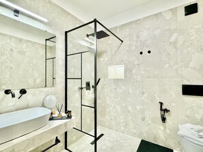 Een douche, een haardroger, handdoeken