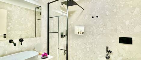 Douche, sèche-cheveux, serviettes fournies