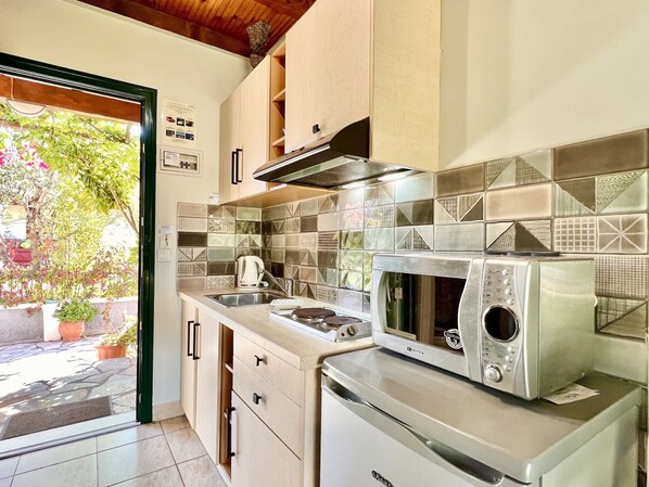 Refrigerador, microondas, parrilla de estufa y cafetera y tetera