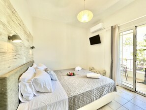 9 chambres, coffres-forts dans les chambres, fer et planche à repasser