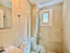 Dusche, Haartrockner, Handtücher