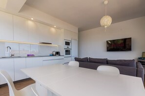 Fridge, microwave, oven, stovetop - Villa Marina - Teleworking, relax and sea views (Santa Pola)