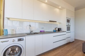 Fridge, microwave, oven, stovetop - Villa Marina - Teleworking, relax and sea views (Santa Pola)