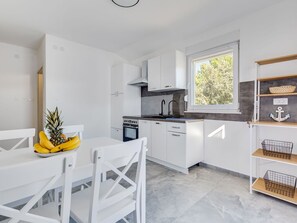 Ugn, diskmaskin och barnstol