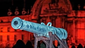 A cannon on a stand with a red-lit building in the background. - A SERENE RETREAT & COMBINATION OF LUXURY, COMFORT, AND LOCATION-SAINT GERMAIN (Paris)