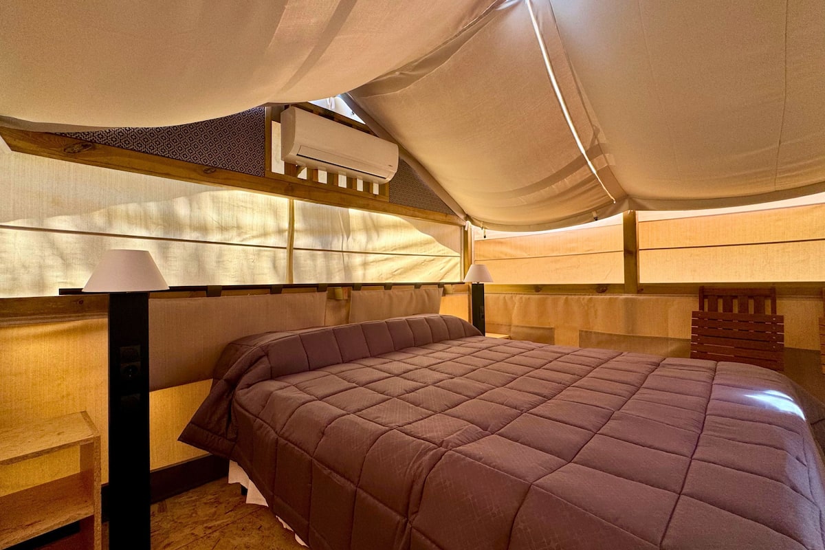 Comfort Tent | WiFi, bed sheets