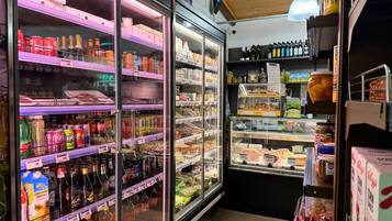 Un expositor refrigerado con diferentes alimentos y bebidas.