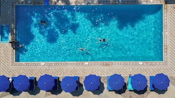 Ulkouima-allas, aurinkovarjoja, aurinkotuoleja