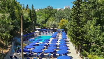 Ulkouima-allas, aurinkovarjoja, aurinkotuoleja