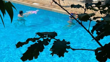 Piscine extérieure, parasols de plage, chaises longues