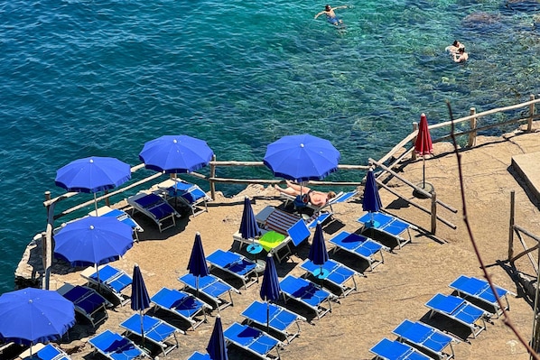 Vlak bij het strand, zwart zand, een strandbar