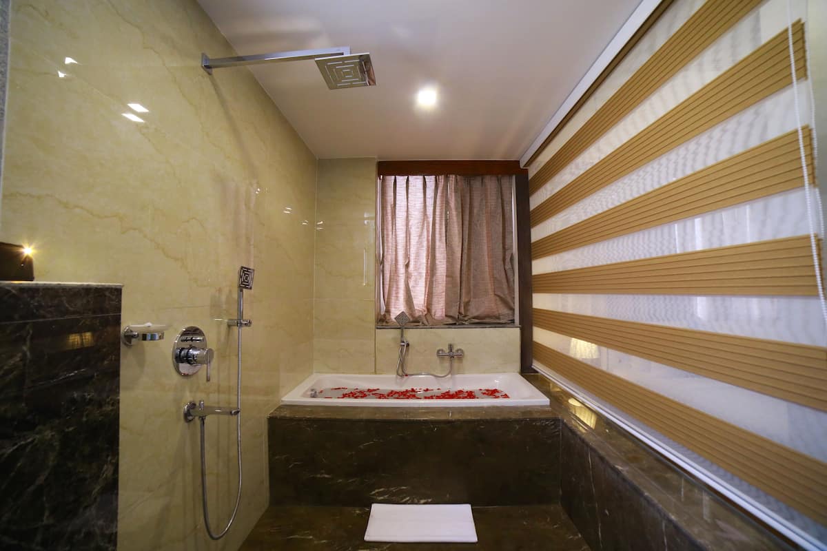 Studio Suite | Bathroom | Shower, free toiletries, towels, soap