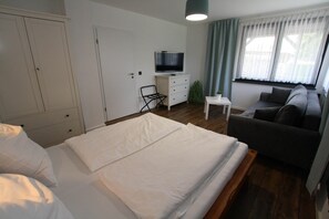 House | 1 bedroom, individually furnished, bed sheets