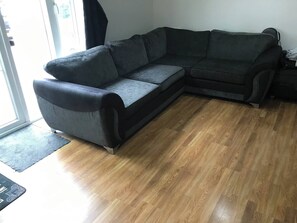 Huoneisto, 1 makuuhuone, patio, kaupunkinäköala | Olohuone