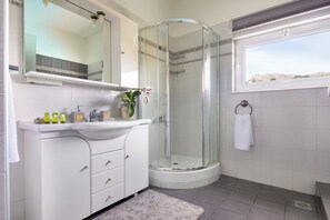 Een douche, een bubbelbad, een haardroger, een bidet