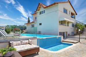 Piscina all'aperto, una piscina riscaldata