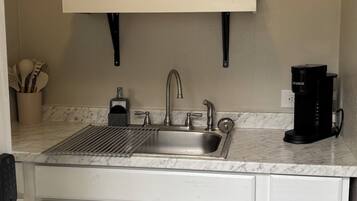 Tostadora, utensilios de cocina y comedor