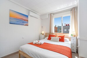 3 عدّة غرف نوم وخزنة داخل الغرفة ومكواة/لوح كي وسرير سفر