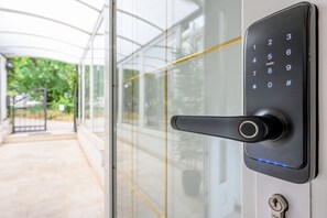Eine moderne Tür mit Zahlenschloss und Schlüsselöffnung.