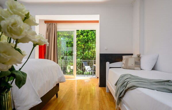 Standard Triple Room | Soundproofing, free WiFi - Yellow house with private parking (Split)