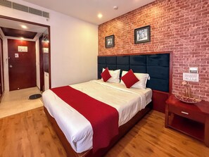 Escritorio, espacio para trabajar con laptop y wifi gratis 