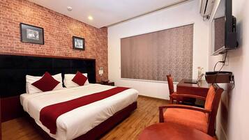 Desk, laptop workspace, free WiFi