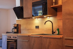 Réfrigérateur, micro-ondes, four, plaque de cuisson