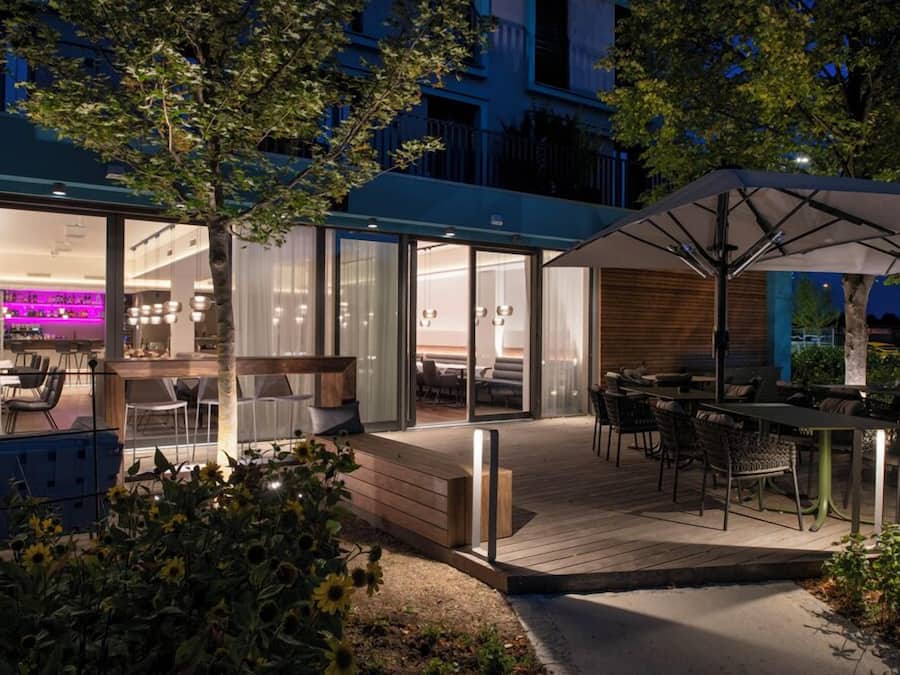 Se sirven cenas y cocina europea moderna (con vistas al jardín)