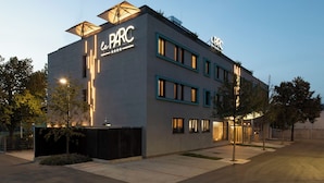 A modern building with the logo "ePARC" and a three-star rating. - Hotel Le Parc (Wiener Neustadt)