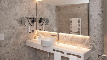 Habitación superior con 1 cama doble o 2 individuales, vistas a la montaña | Baño | Ducha, secador de pelo, toallas y jabón