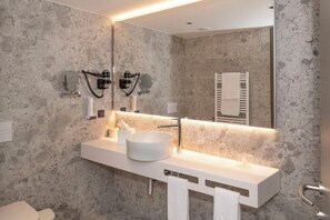 Superior Double or Twin Room, Mountain View | Bilik Mandi | Pancuran mandi, pengering rambut, tuala disediakan, sabun 